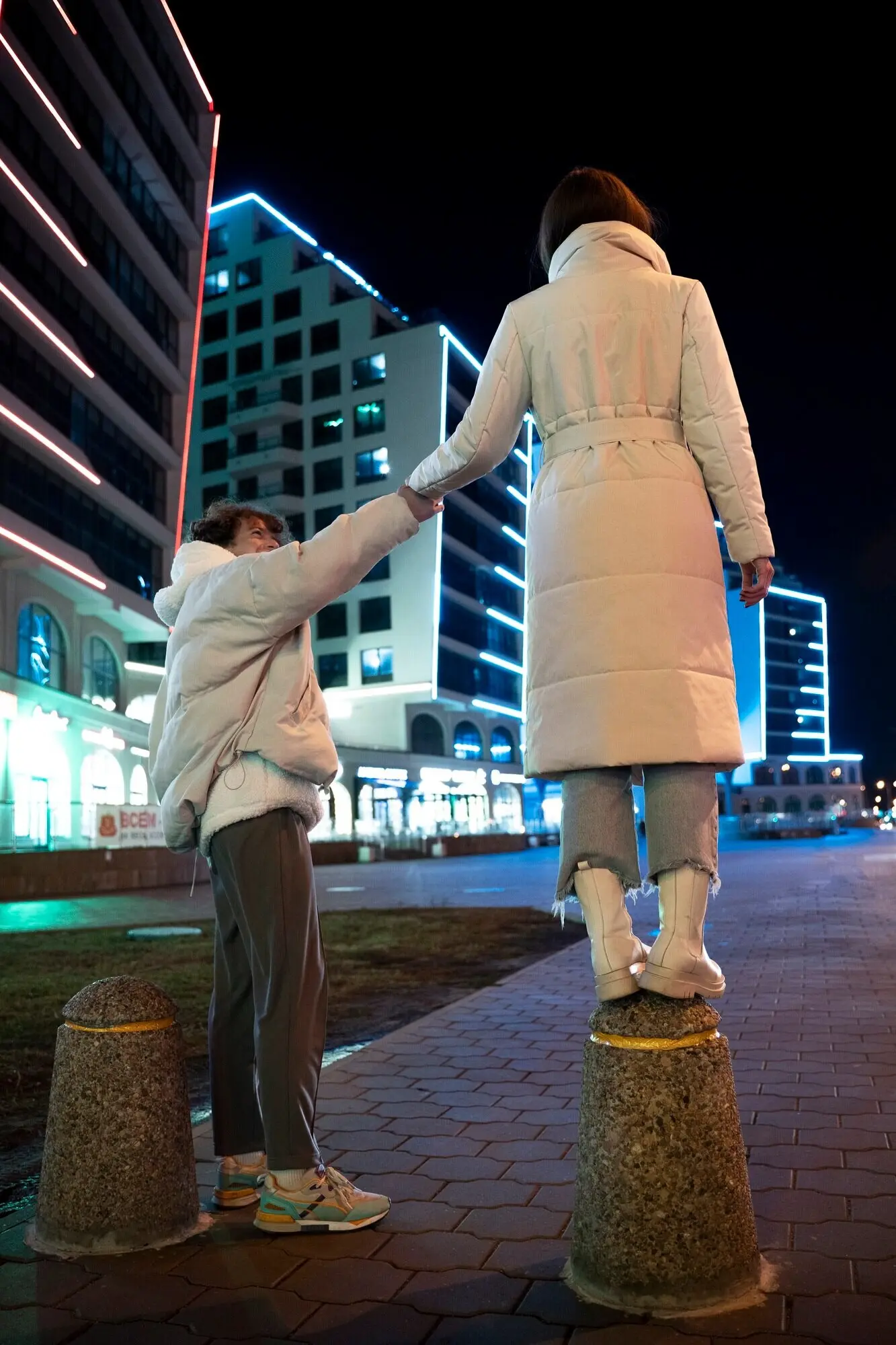 Романтическая пара ночью наслаждается городской жизнью.
