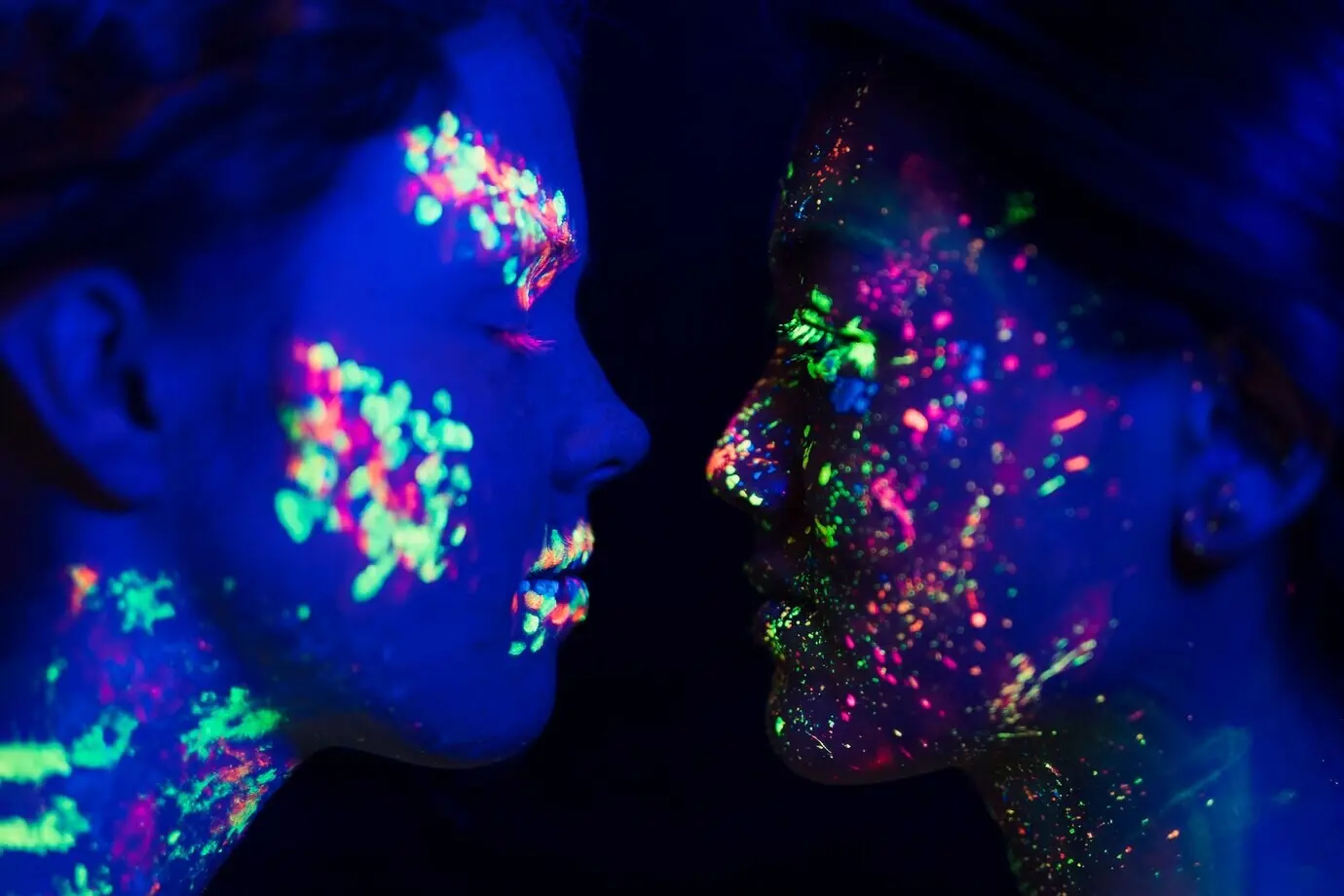 Крупный план разноцветного флуоресцентного макияжа.