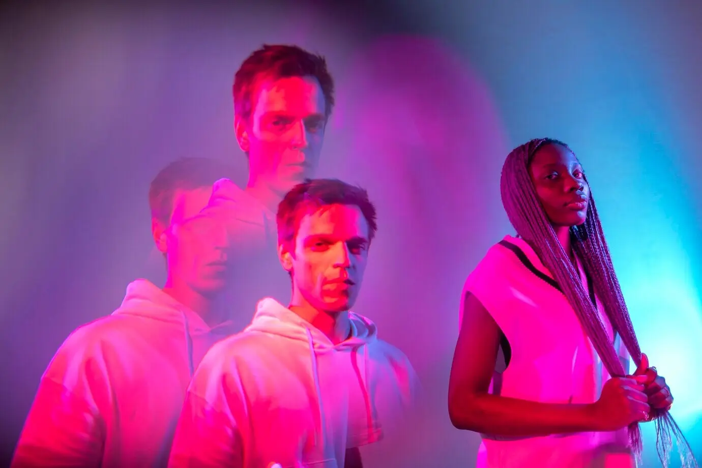 Портрет мужчины и женщины в интерьере, выполненный в стиле вэйпорвейв.