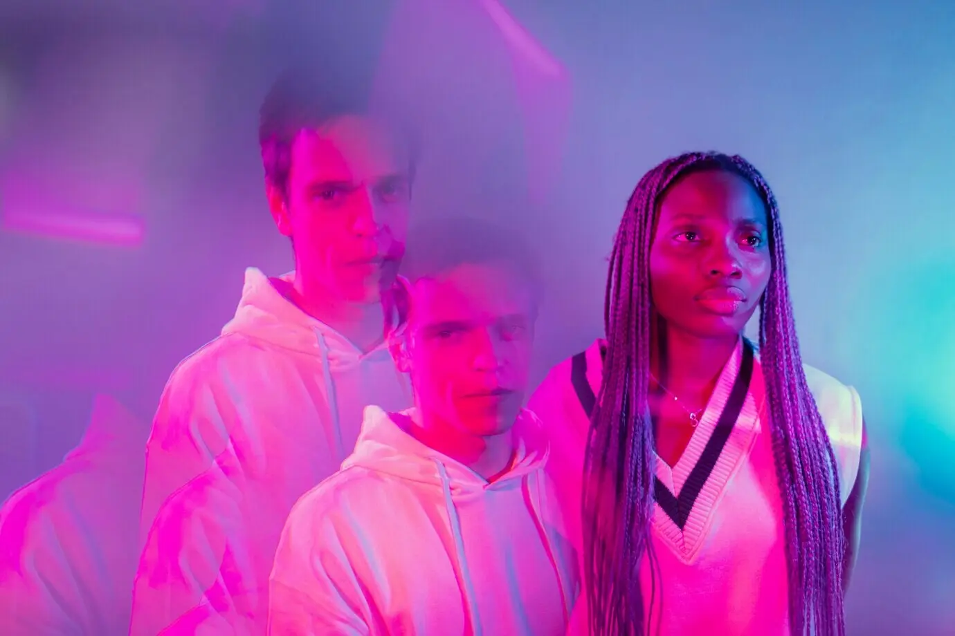 Интерьерный портрет мужчины и женщины в стиле вэйпорвейв